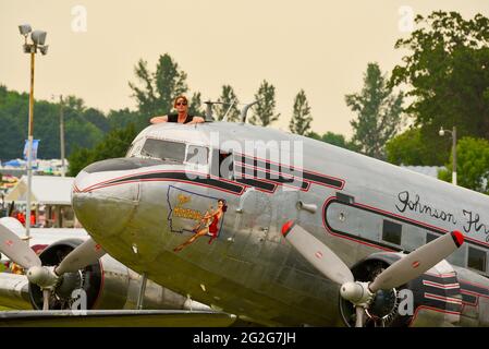 Thousands of aviation enthusiasts and pilots gather adjacent to the runway for the air show at the EAA Fly-In (AirVenture), Oshkosh, Wisconsin, USA Stock Photo