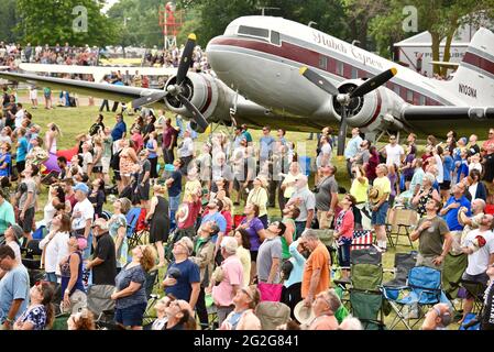 Thousands of aviation enthusiasts and pilots gather adjacent to the runway for the air show at the EAA Fly-In (AirVenture), Oshkosh, Wisconsin, USA Stock Photo