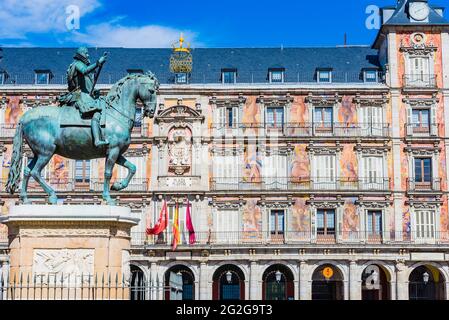 Equestrian statue of Felipe III, in the background, the Casa de la Panaderia. The Plaza Mayor, Main Square, is a major public space in the heart of Ma Stock Photo