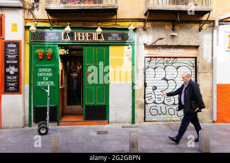 Traditional Tavern. La Perejila, Calle de la Cava Baja. Madrid has an important gastronomic tradition. Many restaurants that have been preparing the c Stock Photo