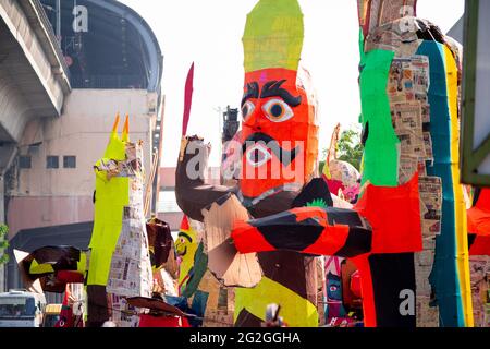 Ram Ravan Puppet Print huge paper mache effigies of ravan ravana the demon king burnt during ...