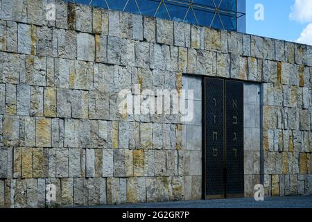 Entrance of he main synagogue Ohel Jakob at St.-Jakobs-Platz in Munich beside the Jewish Museum Munich. Stock Photo