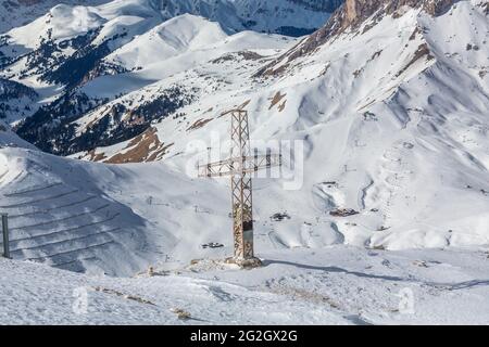 Metal cross at the Pordoi peak, view from the Sass Pordoi viewing terrace to the mountains of the Dolomites, behind Sella Joch ski area, South Tyrol, Alto Adige, Dolomites, Italy, Europe Stock Photo