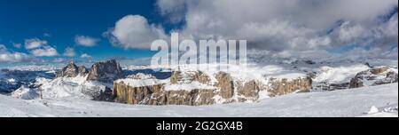 Panorama, view from the Sass Pordoi viewing terrace, Grohmannspitze, 3126 m, Fünffinger, 2998 m, Langkofel, 3181 m, Piz Ciavazes, 2828 m, Piz Ciavazes, 2828 m, Piz Selva, 2941 m, Sella mountain range, Pordoi Pass, Sellaronda, South Tyrol, Alto Adige, Dolomites, Italy, Europe Stock Photo