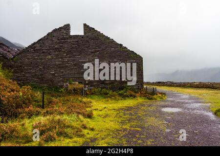 Derelict slate building in Dinorwic quarry, above Llanberis on wet day. Snowdonia, North Wales, UK, Stock Photo