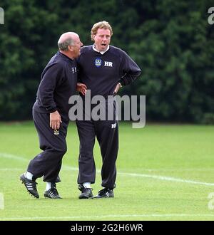 PORTSMOUTH TRAINING 13-5-04 JIM SMITH AND HARRY REDKNAPP. PIC MIKE WALKER, 2004 Stock Photo