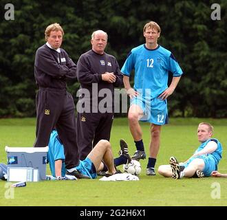 PORTSMOUTH TRAINING 13-5-04 JIM SMITH,HARRY REDKNAPP, AND TEDDY SHERINGHAM AT TRAINING. PIC MIKE WALKER, 2004 Stock Photo