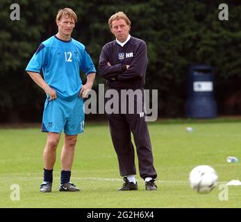 PORTSMOUTH TRAINING 13-5-04 ,HARRY REDKNAPP, AND TEDDY SHERINGHAM AT TRAINING. PIC MIKE WALKER, 2004 Stock Photo