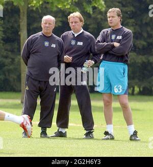 PORTSMOUTH TRAINING 13-5-04 JIM SMITH,HARRY REDKNAPP, AND KEVIN BOND AT TRAINING. PIC MIKE WALKER, 2004 Stock Photo
