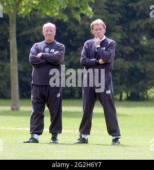 PORTSMOUTH TRAINING 13-5-04 HARRY REDKNAPP AND JIM SMITH PIC MIKE WALKER, 2004 Stock Photo