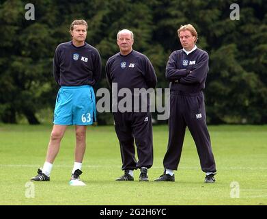 PORTSMOUTH TRAINING 13-5-04 HARRY REDKNAPP, JIM SMITH AND KEVIN BOND PIC MIKE WALKER, 2004 Stock Photo