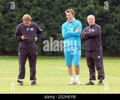 PORTSMOUTH TRAINING 13-5-04 HARRY REDKNAPP, JIM SMITH AND TIM SHERWOOD PIC MIKE WALKER, 2004 Stock Photo
