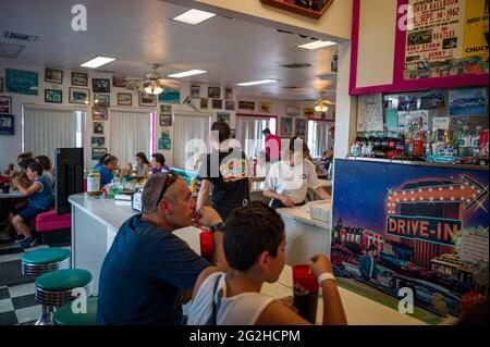 Mr. D'z famous roadside diner on historic Route 66 highway Kingman Arizona, USA Stock Photo