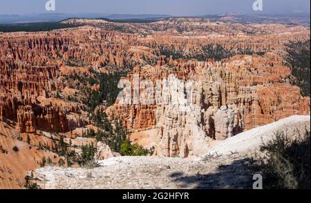 Bryce Point - a vista point overlooking the Bryce Canyon amphitheater and a popular spot to watch the sunrise. Bryce Canyon National Park, Utah, USA Stock Photo