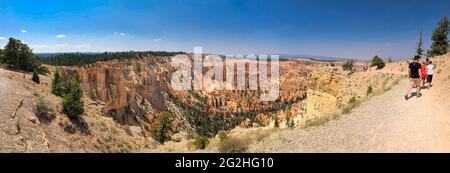 Bryce Point - a vista point overlooking the Bryce Canyon amphitheater and a popular spot to watch the sunrise. Bryce Canyon National Park, Utah, USA Stock Photo