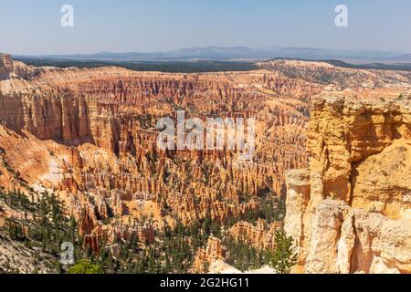 Bryce Point - a vista point overlooking the Bryce Canyon amphitheater and a popular spot to watch the sunrise. Bryce Canyon National Park, Utah, USA Stock Photo