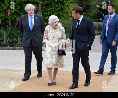 Newquay, UK. 11th June, 2021. Queen Elizabeth II, accompanied by British Prime Minister Boris Johnson speaks with French President Emmanuel Macron during a reception and dinner hosted by the Eden Project on June 11, 2021, in Cornwall, United Kingdom. Prime Minister Johnson chairs the G7 Summit taking place in Carbis Bay, Cornwall. Photo by Karwai Tang/G7 Cornwall 2021/UPI Credit: UPI/Alamy Live News Stock Photo