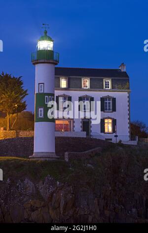 Lighthouse and residential house in the port of Doëlan near Clohars-Carnoët in South Finistère, evening mood, France, Brittany, Finistère department Stock Photo