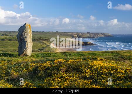 Menhir of Lostmarc'h, view of the bay and the beach of Lostmarc'h, Presqu'Ile de Crozon, France, Brittany, Finistère Stock Photo