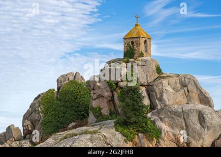 Rocher de la Sentinelle in Port-Blanc, near Penvénan, Côte de Granit Rose, France, Brittany, Côtes-d'Armor department Stock Photo