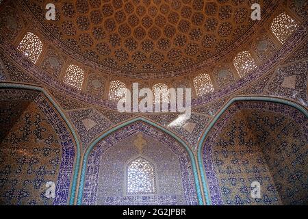 Interior ceiling of the Sheikh Lotfollah Mosque on Naghshe Jahan Square in Isfahan, Iran Stock Photo