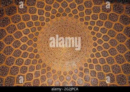 Interior ceiling of the Sheikh Lotfollah Mosque on Naghshe Jahan Square in Isfahan, Iran Stock Photo