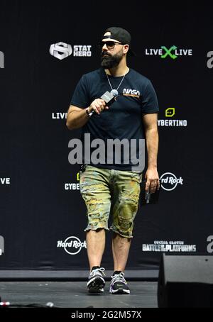 Hollywood, USA. 11th June, 2021. HOLLYWOOD, FLORIDA - JUNE 11: Keemstar hosts LiveXLive's Social Gloves: Battle Of The Platforms Pre-Fight Weigh-In at Hard Rock Live! in the Seminole Hard Rock Hotel & Casino on June 11, 2021 in Hollywood, Florida. (Photo by JL/Sipa USA) Credit: Sipa USA/Alamy Live News Stock Photo