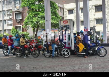 Kolkata, India. 12th June, 2021. People queue as they wait for their turn to fill fuel at a petrol pump in Kolkata. Petrol & diesel price hike in India. The highest retail price of petrol in the country has gone up to Rs 106 per litre and that of diesel has been just over Rs 99 per litre. (Photo by Sudipta Das/Pacific Press) Credit: Pacific Press Media Production Corp./Alamy Live News Stock Photo