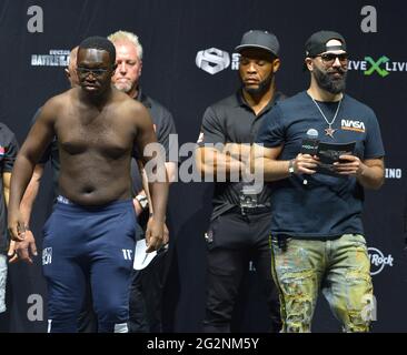 HOLLYWOOD, FLORIDA - JUNE 11: YouTube personality Deji Olatunji face off as Keemstar (R) hosts LiveXLive's Social Gloves: Battle Of The Platforms Pre-Fight Weigh-In at Hard Rock Live! in the Seminole Hard Rock Hotel & Casino on June 11, 2021 in Hollywood, Florida. (Photo by JL/Sipa USA) Stock Photo