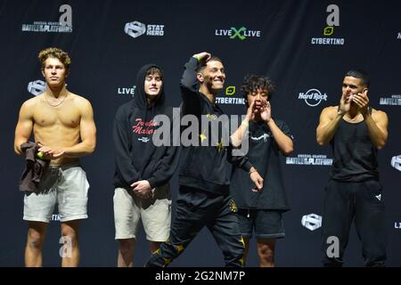 HOLLYWOOD, FLORIDA - JUNE 11: TikTok personality Ben Azelart, Ryland Storms, Tayler Holder, Michael Le and Nate Wyatt onstage during the LiveXLive's Social Gloves: Battle Of The Platforms Pre-Fight Weigh-In at Hard Rock Live! in the Seminole Hard Rock Hotel & Casino on June 11, 2021 in Hollywood, Florida. (Photo by JL/Sipa USA) Stock Photo