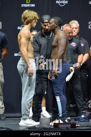 HOLLYWOOD, FLORIDA - JUNE 11: TikTok personality Vinnie Hacker (L) and YouTube personality Deji Olatunji  (R) face off as Fousey (C) hosts LiveXLive's Social Gloves: Battle Of The Platforms Pre-Fight Weigh-In at Hard Rock Live! in the Seminole Hard Rock Hotel & Casino on June 11, 2021 in Hollywood, Florida. (Photo by JL/Sipa USA) Stock Photo