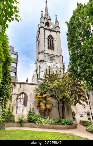 LONDON ENGLAND CHURCH ST DUNSTAN IN THE EAST THE GARDEN AND TOWER Stock Photo