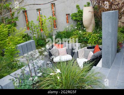 Brand Alley Sunken Garden - a contemporary outdoor room Stock Photo