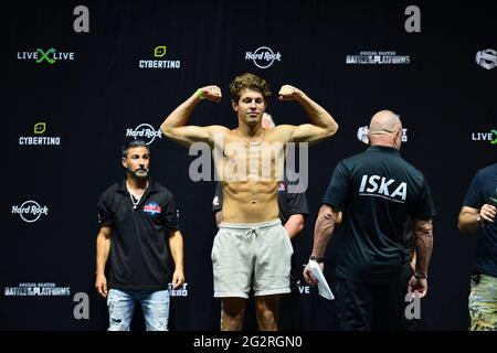 Hollywood, Florida, USA. 11th June, 2021. TikTok personality Ben Azelart poses on the scale during the LiveXLive's Social Gloves: Battle Of The Platforms Pre-Fight Weigh-In at Hard Rock Live! in the Seminole Hard Rock Hotel & Casino on June 11, 2021 in Hollywood, Florida. Credit: Mpi10/Media Punch/Alamy Live News Stock Photo