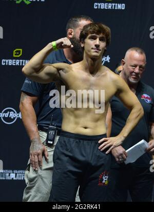 Hollywood, Florida, USA. 11th June, 2021. TikTok personality Bryce Hall poses on the scale during a LiveXLive's Social Gloves: Battle Of The Platforms Pre-Fight Weigh-In at Hard Rock Live! in the Seminole Hard Rock Hotel & Casino on June 11, 2021 in Hollywood, Florida. Credit: Mpi10/Media Punch/Alamy Live News Stock Photo