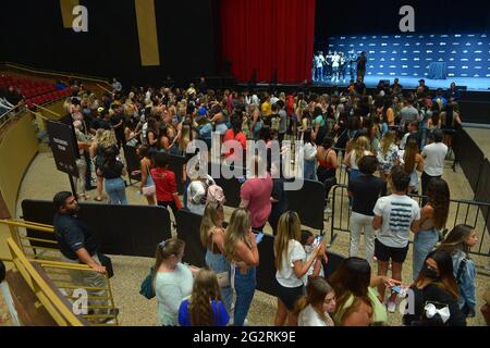 Hollywood, Florida, USA. 11th June, 2021. Atmosphere of fans lineup for selfie during with TikTok personality and YouTube personality during the LiveXLive's Social Gloves: Battle Of The Platforms Pre-Fight Weigh-In at Hard Rock Live! in the Seminole Hard Rock Hotel & Casino on June 11, 2021 in Hollywood, Florida. Credit: Mpi10/Media Punch/Alamy Live News Stock Photo