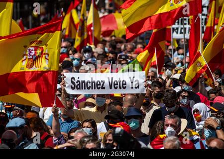 Madrid, Spain. 13th June, 2021. Protesters carrying placards and Spanish flags during a demonstration against the posible pardons by the Spanish government of the Catalan prisoners convicted for the case known as the 'proces'. Members of Popular Party (PP), Citizens (Cs) and far right wing party VOX attended the demonstration, called by the Union 78 platform, where according to official data, 25,000 people gathered in Colon Square to protest and demand resignation of Spanish President Pedro Sanchez. Credit: Marcos del Mazo/Alamy Live News Stock Photo