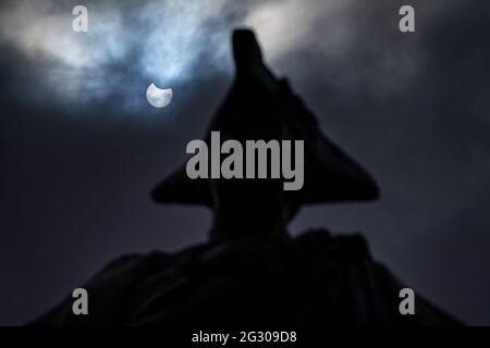 UK Weather: Partial solar eclipse seen from Greenwich Park reaches its totality with the moon hiding nearly a third of the sun’s area. London, UK. Stock Photo
