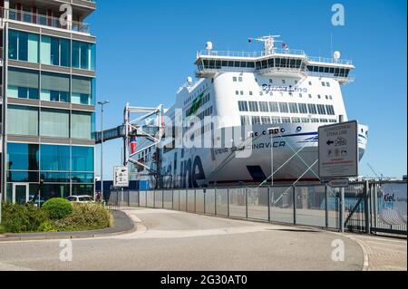 Kieler Hafen am Schwedenkai die aus Göteborg kommende Personen- und Autofähre Stena Scandinavica der Stena Line bedient den Kieler Hafen mit einer täg Stock Photo