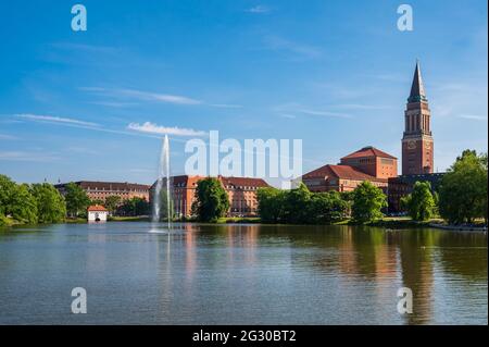 Neben dem Kieler Rathaus befindet sich der Hiroshimapark mitten im Zentrum der Stadt, hier Eindrücke an einem sonnigen, warmen Sommertag am Spätnachmi Stock Photo