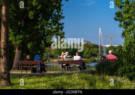 Neben dem Kieler Rathaus befindet sich der Hiroshimapark mitten im Zentrum der Stadt, hier Eindrücke an einem sonnigen, warmen Sommertag am Spätnachmi Stock Photo