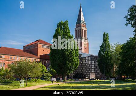 Neben dem Kieler Rathaus befindet sich der Hiroshimapark mitten im Zentrum der Stadt, hier Eindrücke an einem sonnigen, warmen Sommertag am Spätnachmi Stock Photo