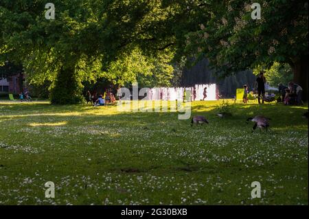 Neben dem Kieler Rathaus befindet sich der Hiroshimapark mitten im Zentrum der Stadt, hier das Wasserspiel, eine Freude für Groß und Klein Stock Photo