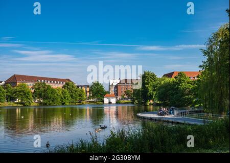 Neben dem Kieler Rathaus befindet sich der Hiroshimapark mitten im Zentrum der Stadt, hier Eindrücke an einem sonnigen, warmen Sommertag am Spätnachmi Stock Photo