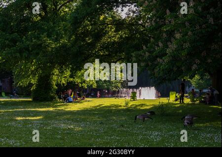 Neben dem Kieler Rathaus befindet sich der Hiroshimapark mitten im Zentrum der Stadt, hier das Wasserspiel, eine Freude für Groß und Klein Stock Photo