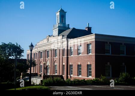 NEW CANAAN, CT, USA- JUNE 13, 2021: Walkway view on Morse Ct with store ...