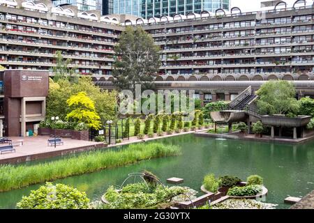 LONDON ENGLAND  BARBICAN CENTRE SILK STREET CITY OF LONDON VIEW OF LAKE AND GUILDHALL SCHOOL OF MUSIC AND DRAMA Stock Photo