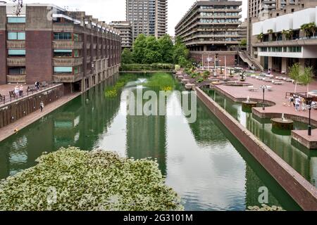 LONDON ENGLAND  BARBICAN CENTRE SILK STREET CITY OF LONDON VIEW OF LAKE AND TERRACES Stock Photo