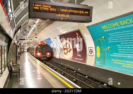 LONDON ENGLAND MARBLE ARCH UNDERGROUND STATION WITH SIGN STAND BACK-TRAIN APPROACHING AND NO WAITING PASSENGERS ON NORMAL DAY Stock Photo