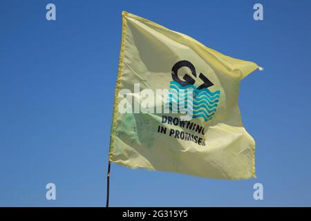 St Ives, UK. 13th June 2021. An Extinction Rebellion flag highlights the climate crisis on the final day of the G7 Summit in Cornwall. Credit: Sarah Peters/Alamy Alamy Live News Stock Photo